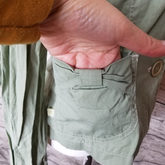 Plugg Green Blazer Size Medium.Pit to pit approx:  18 inches Right shoulder t - Picture 3 of 6